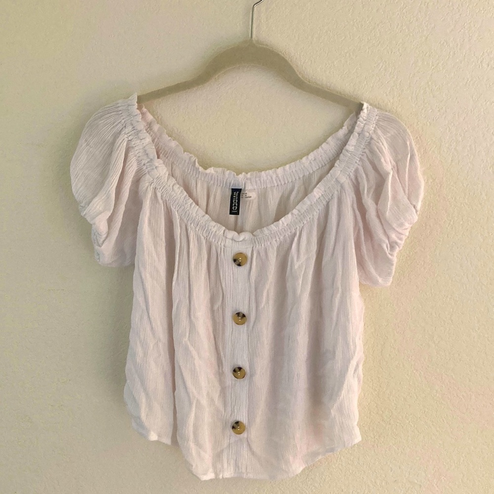 Divided white flowy cropped blouse with buttons, size L